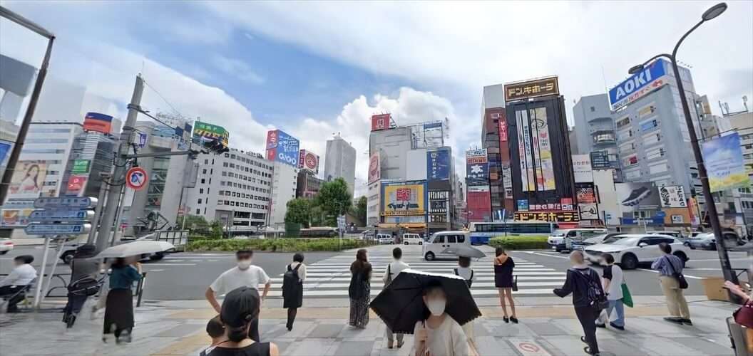 池袋駅の東口の前の交差点を渡る